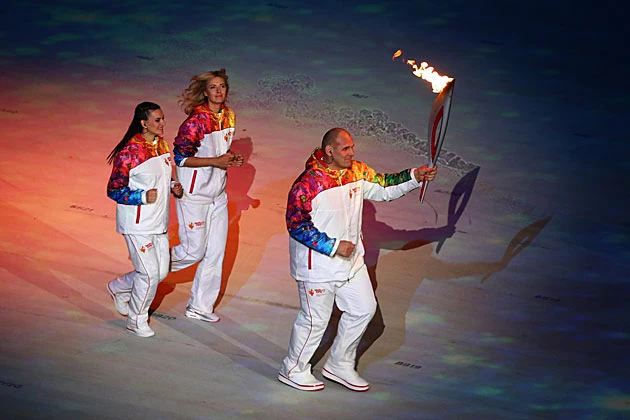 Alexandr Karelin carries the Olympic torch, alongside Elena Isinbaeva and Maria Sharapova